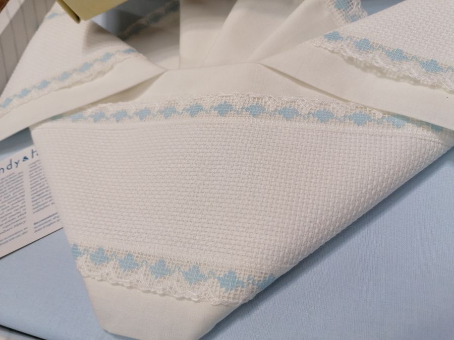 CELESTE COMPOSE LETTINO 3 PZ TELA AIDA FASCIA DI PIQUET STAMPATA 
